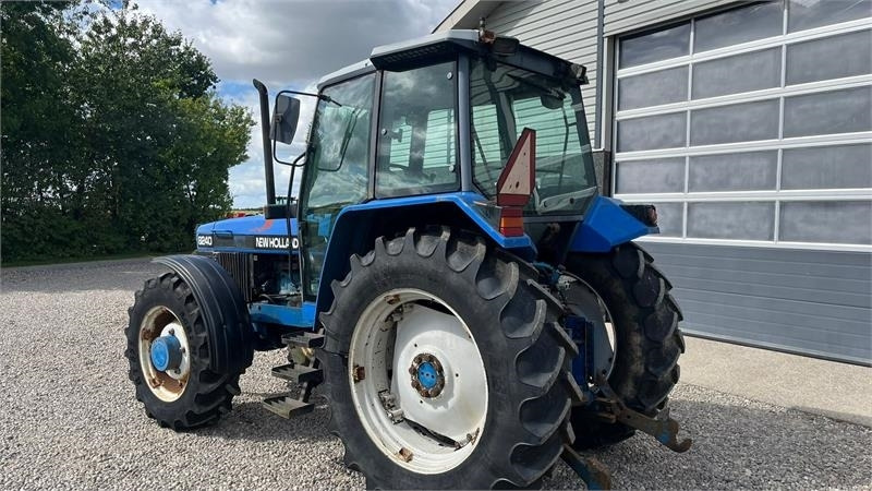 New Holland 8240 SLE Med frontlift og frontPTO - Tractor: afbeelding 3 New Holland 8240 SLE Med frontlift og frontPTO - Tractor: afbeelding 3