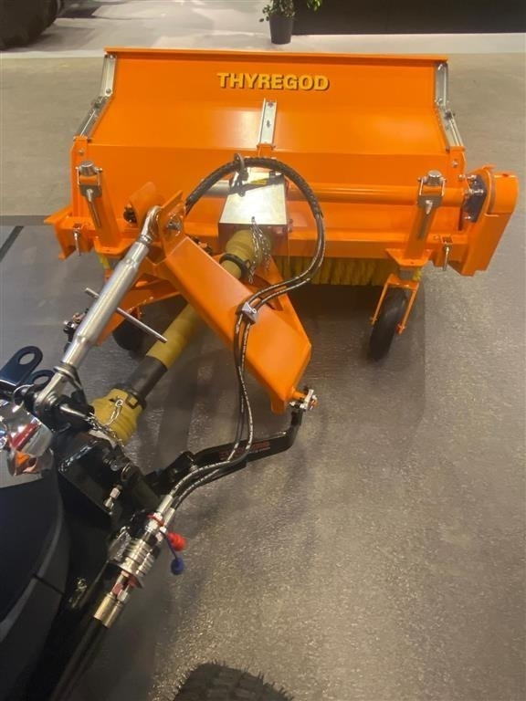 Solis H26 HST SnowEdition med Thyregod TK 1600 kost på - Tractor: afbeelding 5 Solis H26 HST SnowEdition med Thyregod TK 1600 kost på - Tractor: afbeelding 5