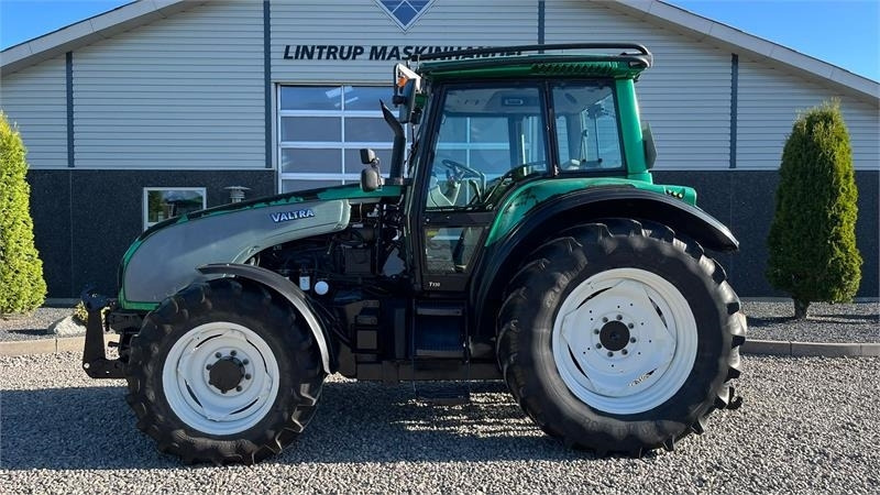 Valtra T130 med 3.5ton frontlift - Tractor: afbeelding 1 Valtra T130 med 3.5ton frontlift - Tractor: afbeelding 1