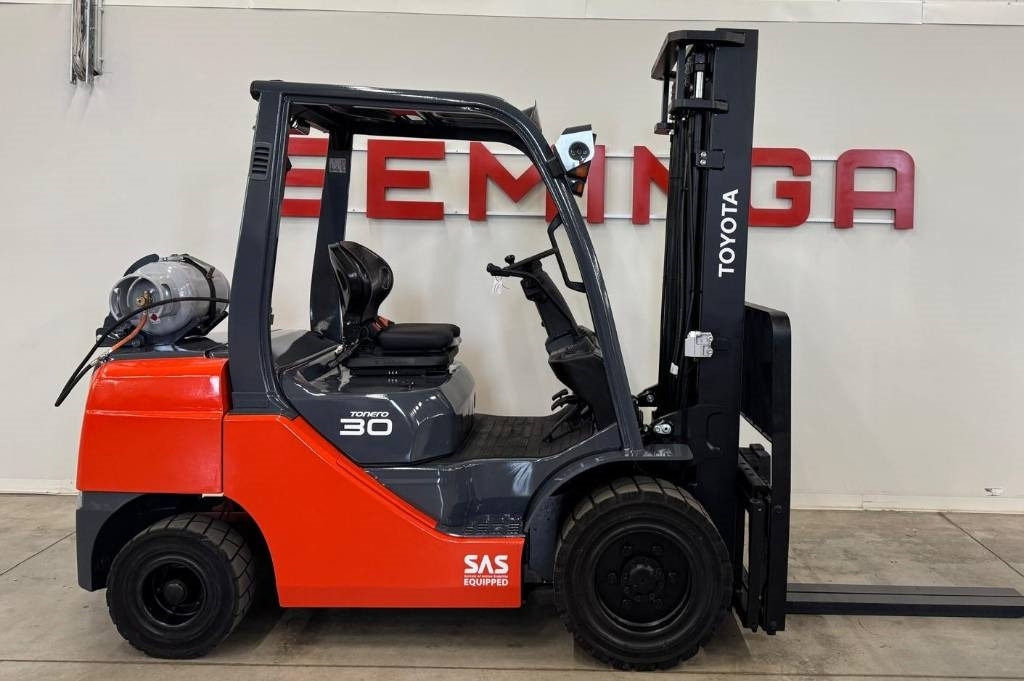 Toyota 10851 - 8FGF30 - LPG heftruck: afbeelding 2 Toyota 10851 - 8FGF30 - LPG heftruck: afbeelding 2
