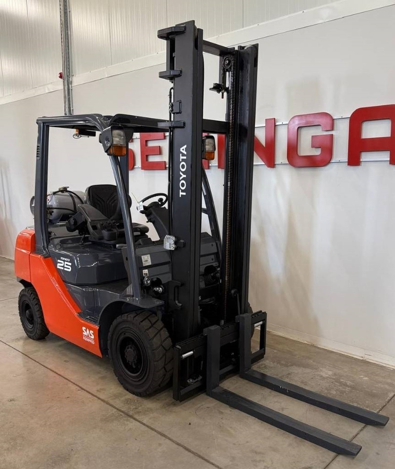 Toyota 10859 - 02-8FGF25 - LPG heftruck: afbeelding 4 Toyota 10859 - 02-8FGF25 - LPG heftruck: afbeelding 4