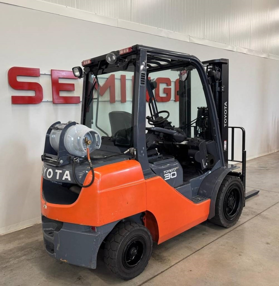 Toyota 10949 06-8FG30F - LPG heftruck: afbeelding 3 Toyota 10949 06-8FG30F - LPG heftruck: afbeelding 3