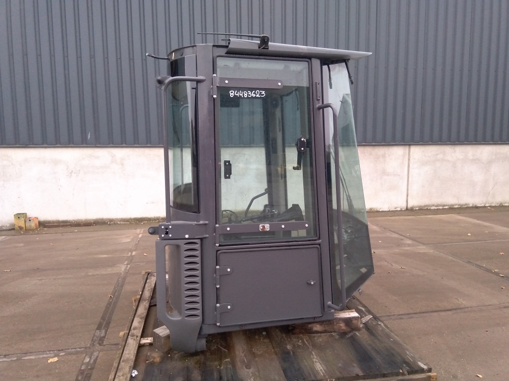 Case 84483623 - 84338702 - Cabine voor Bouwmachine: afbeelding 2 Case 84483623 - 84338702 - Cabine voor Bouwmachine: afbeelding 2