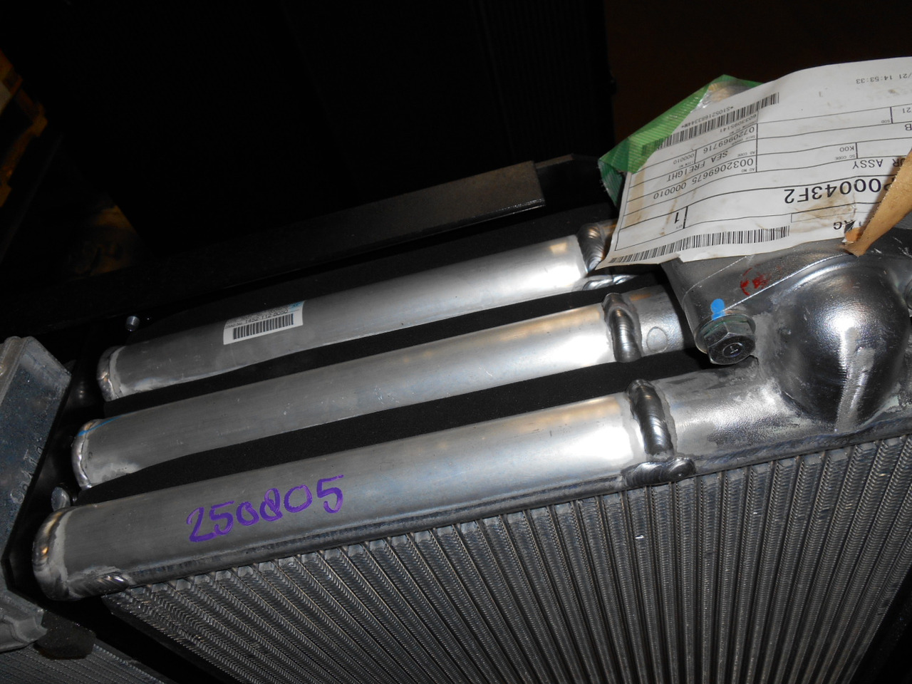 Kobelco LC05P00043F2 - LC05P00043S002 - Oliekoeler voor Bouwmachine: afbeelding 2 Kobelco LC05P00043F2 - LC05P00043S002 - Oliekoeler voor Bouwmachine: afbeelding 2