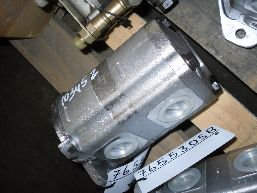 New Holland 157582028 - 76553058 - Stuurpomp voor Bouwmachine: afbeelding 1 New Holland 157582028 - 76553058 - Stuurpomp voor Bouwmachine: afbeelding 1