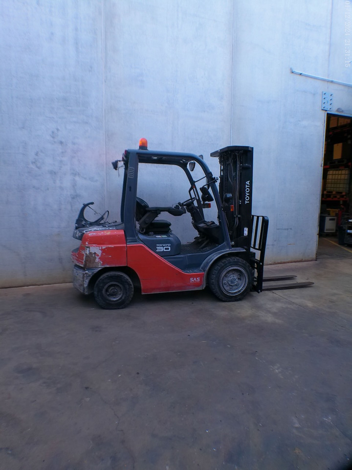 Toyota 02-8FGF30 MATRICULADA - LPG heftruck: afbeelding 2 Toyota 02-8FGF30 MATRICULADA - LPG heftruck: afbeelding 2