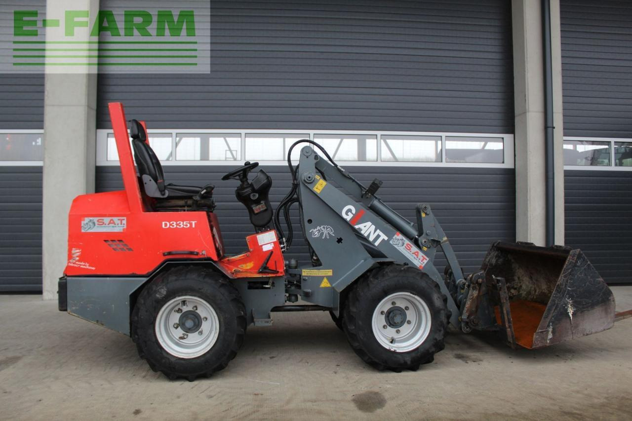 Giant hoflader d 335 t - Minigraafmachine: afbeelding 5 Giant hoflader d 335 t - Minigraafmachine: afbeelding 5