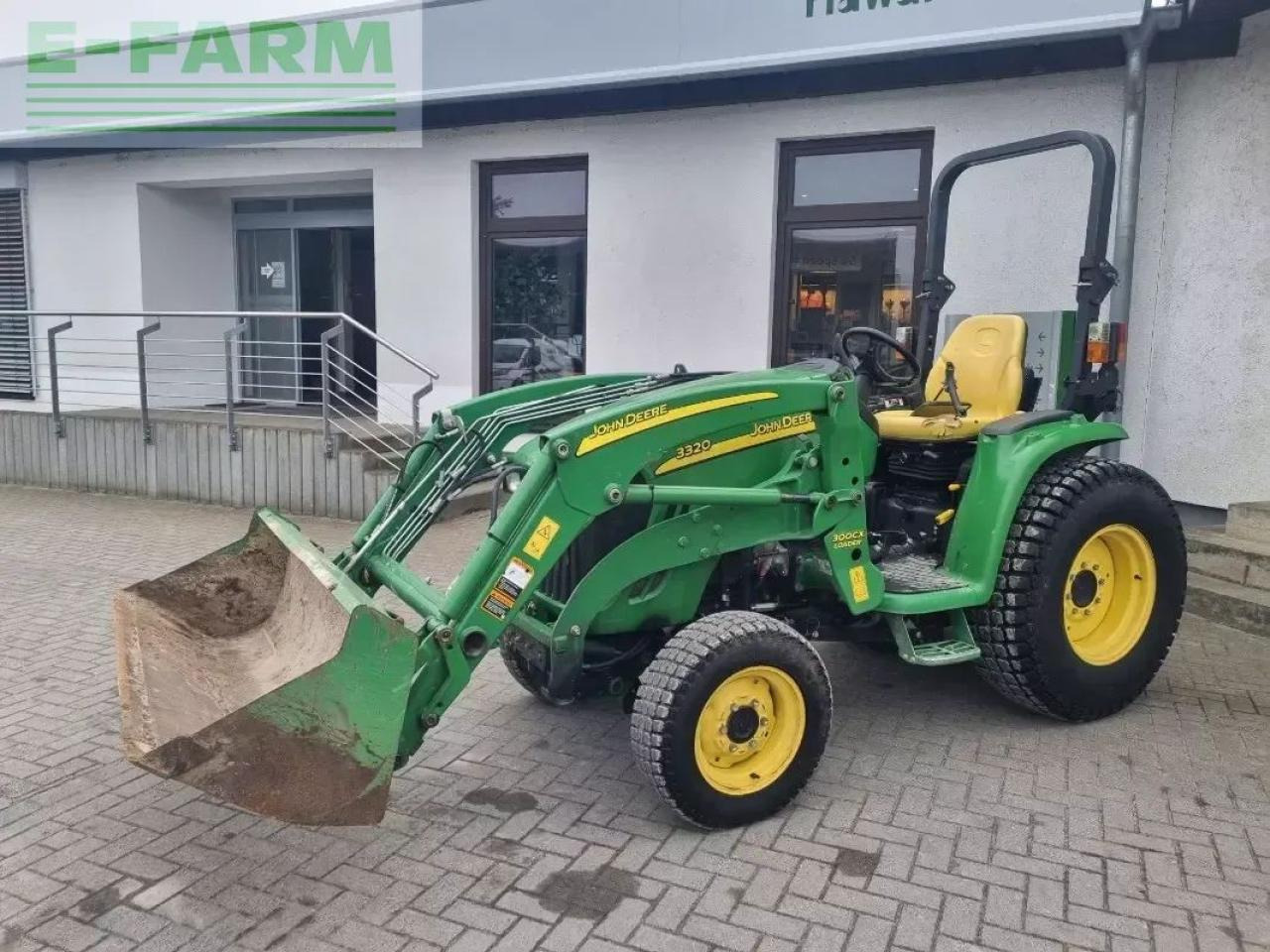John Deere 3320 my11 - Tractor: afbeelding 1 John Deere 3320 my11 - Tractor: afbeelding 1