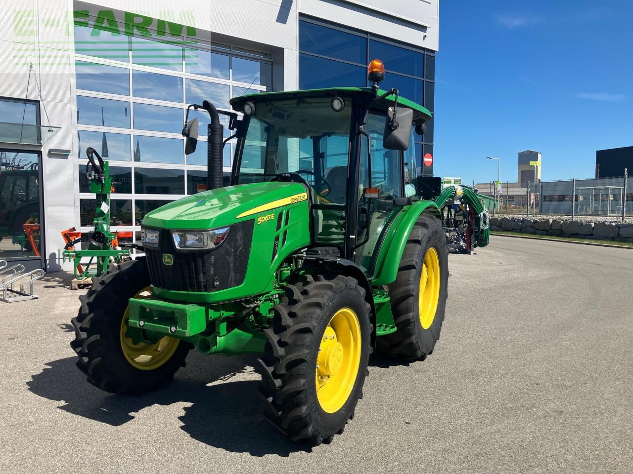 John Deere 5067E - Tractor: afbeelding 1 John Deere 5067E - Tractor: afbeelding 1