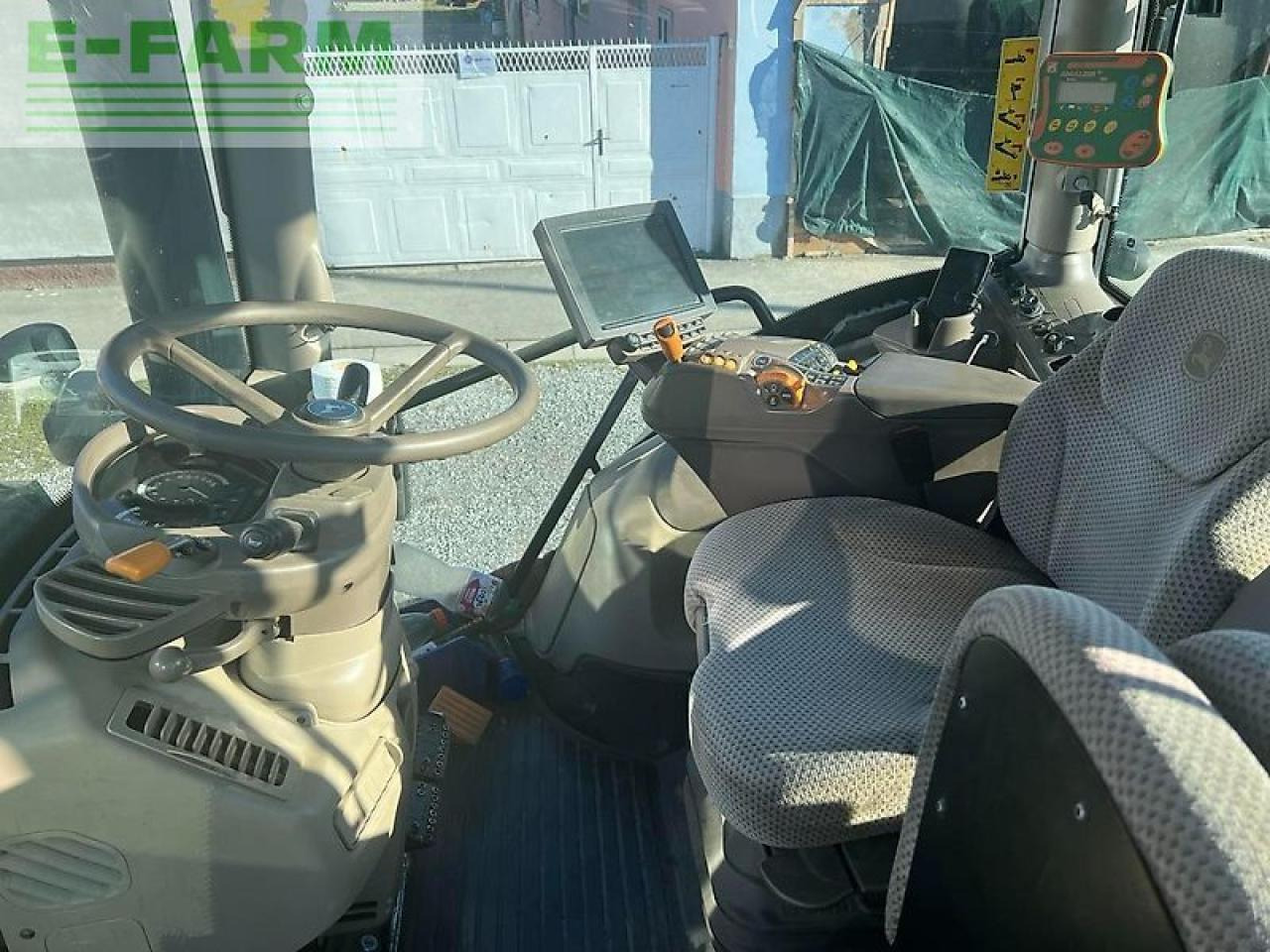 John Deere 6215 r - Tractor: afbeelding 2 John Deere 6215 r - Tractor: afbeelding 2