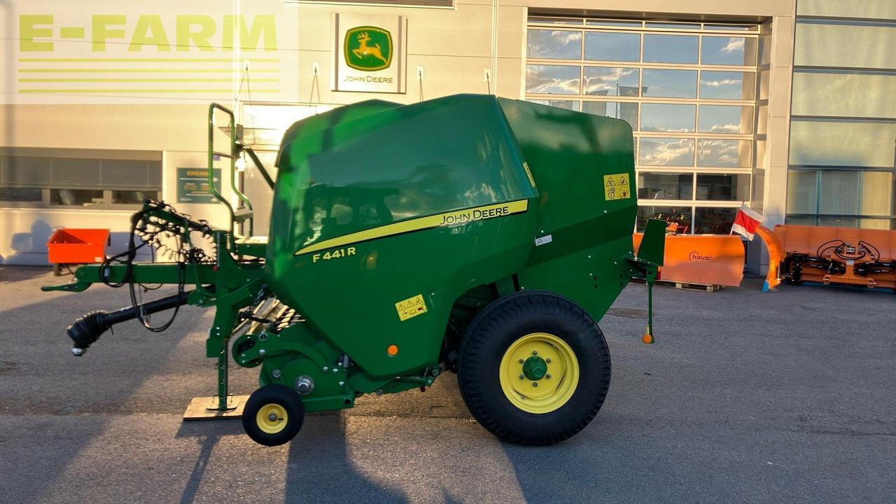 John Deere F441R HC 25 - Vierkante balenpers: afbeelding 2 John Deere F441R HC 25 - Vierkante balenpers: afbeelding 2