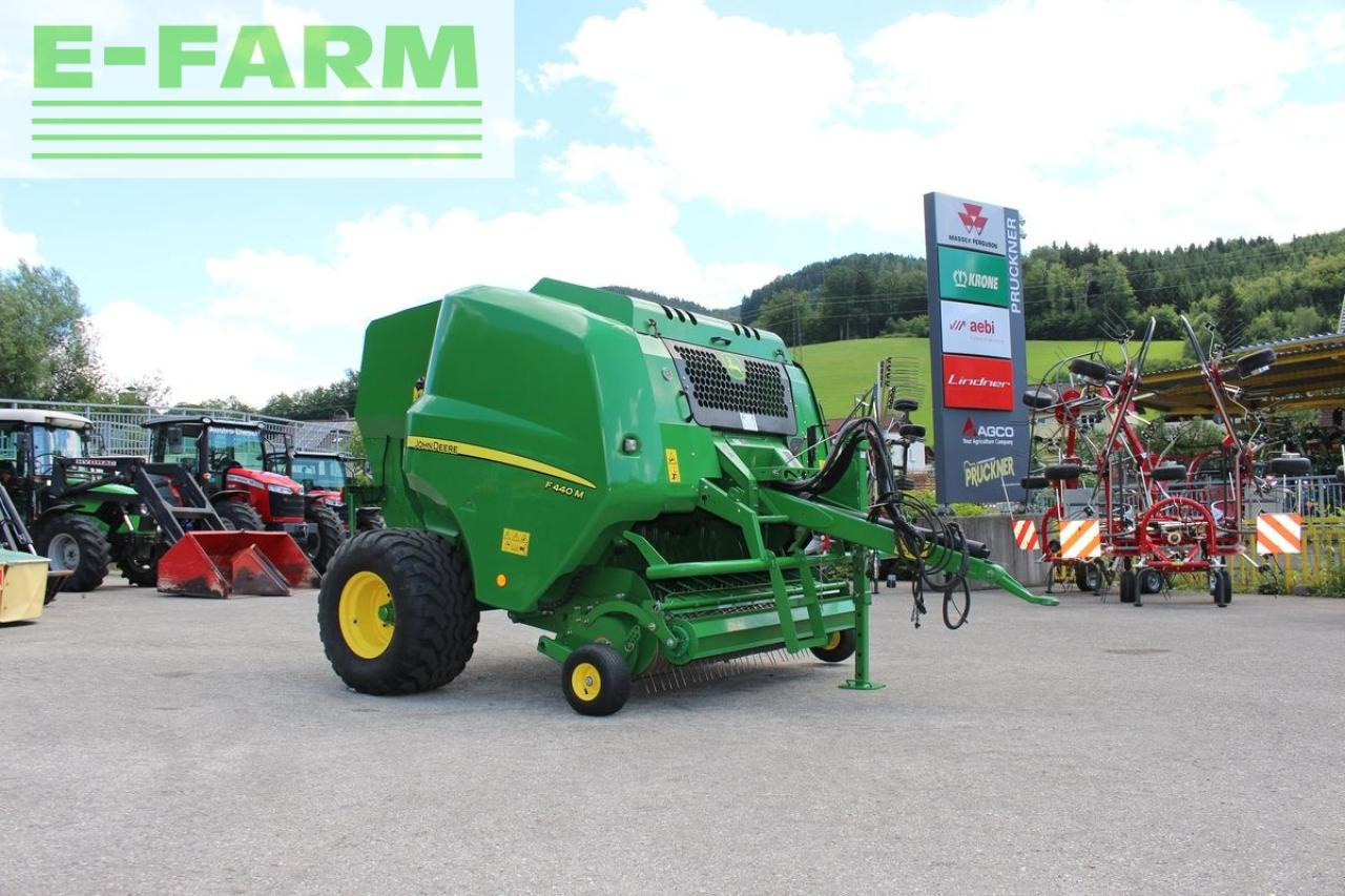 John Deere f 440m - Vierkante balenpers: afbeelding 1 John Deere f 440m - Vierkante balenpers: afbeelding 1