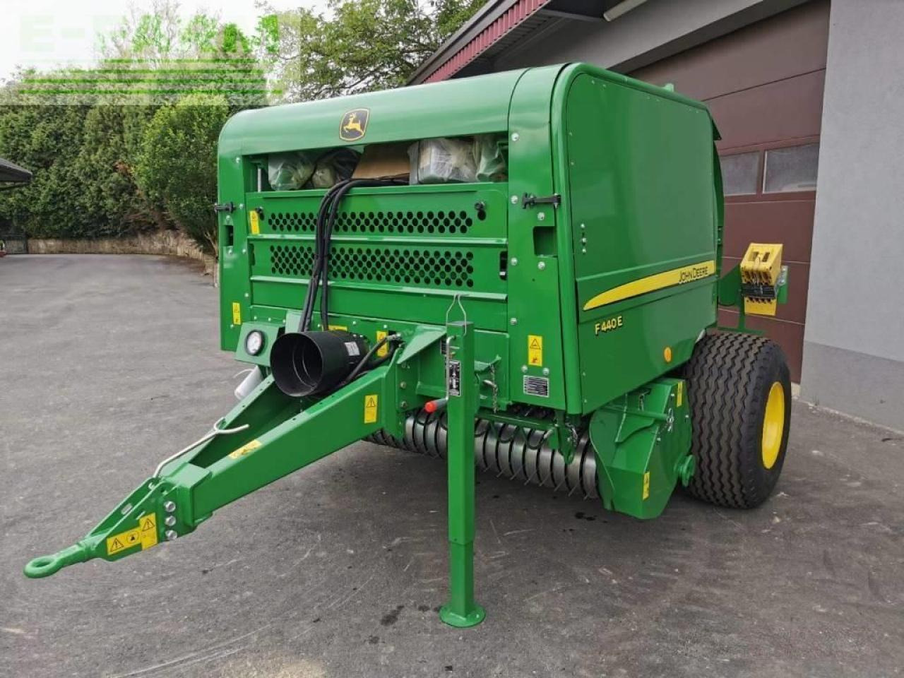 John Deere f440e - Vierkante balenpers: afbeelding 2 John Deere f440e - Vierkante balenpers: afbeelding 2