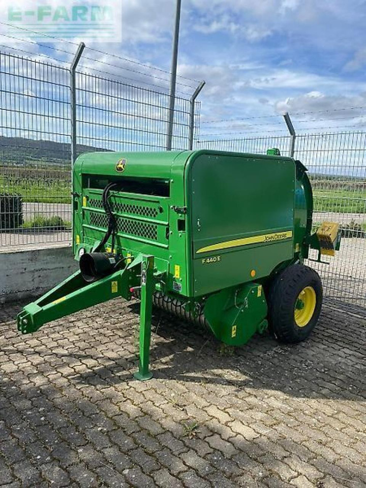 John Deere f440e - Vierkante balenpers: afbeelding 1 John Deere f440e - Vierkante balenpers: afbeelding 1