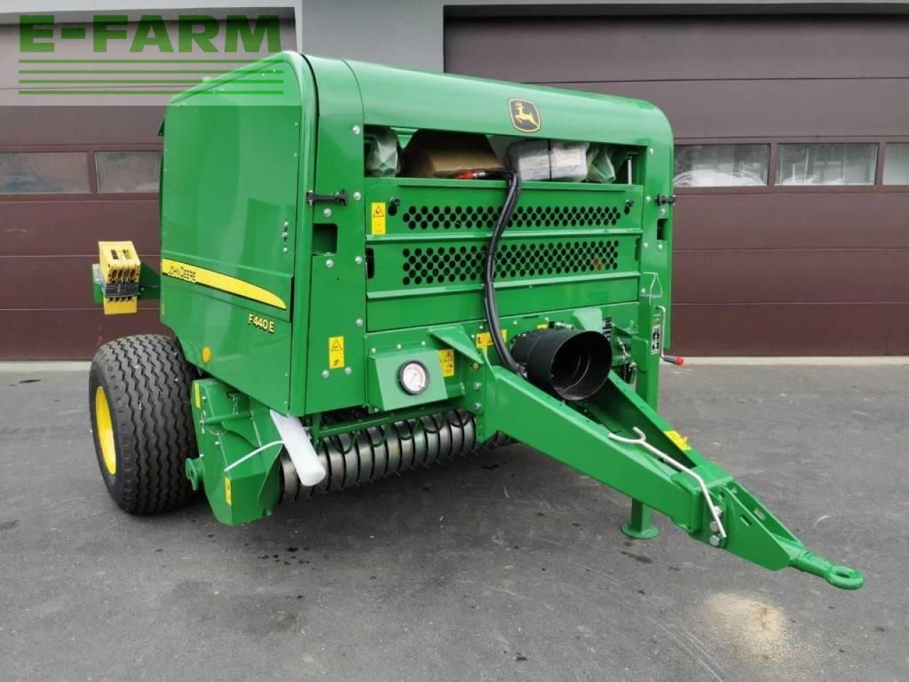 John Deere f440e - Vierkante balenpers: afbeelding 1 John Deere f440e - Vierkante balenpers: afbeelding 1