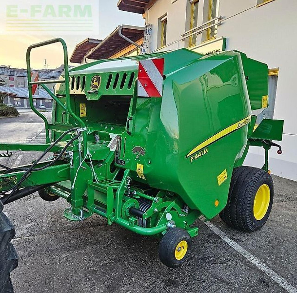 John Deere f441 m - Vierkante balenpers: afbeelding 1 John Deere f441 m - Vierkante balenpers: afbeelding 1