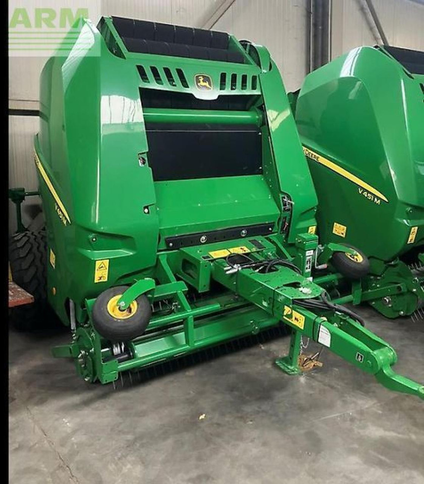 John Deere v451m - Vierkante balenpers: afbeelding 1 John Deere v451m - Vierkante balenpers: afbeelding 1