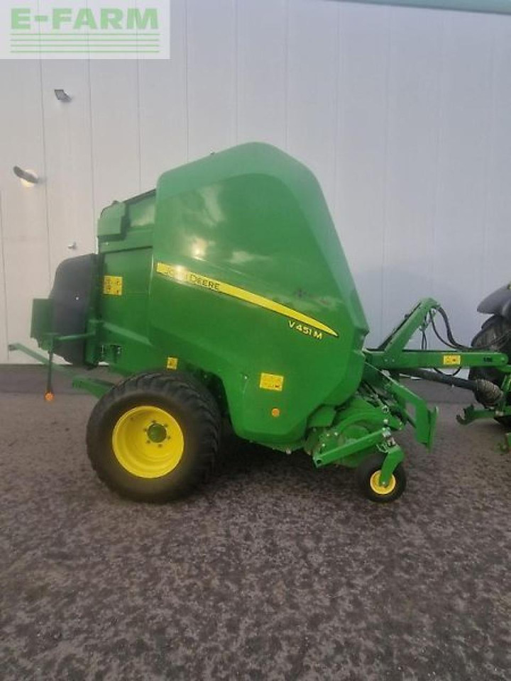 John Deere v451m - Vierkante balenpers: afbeelding 1 John Deere v451m - Vierkante balenpers: afbeelding 1