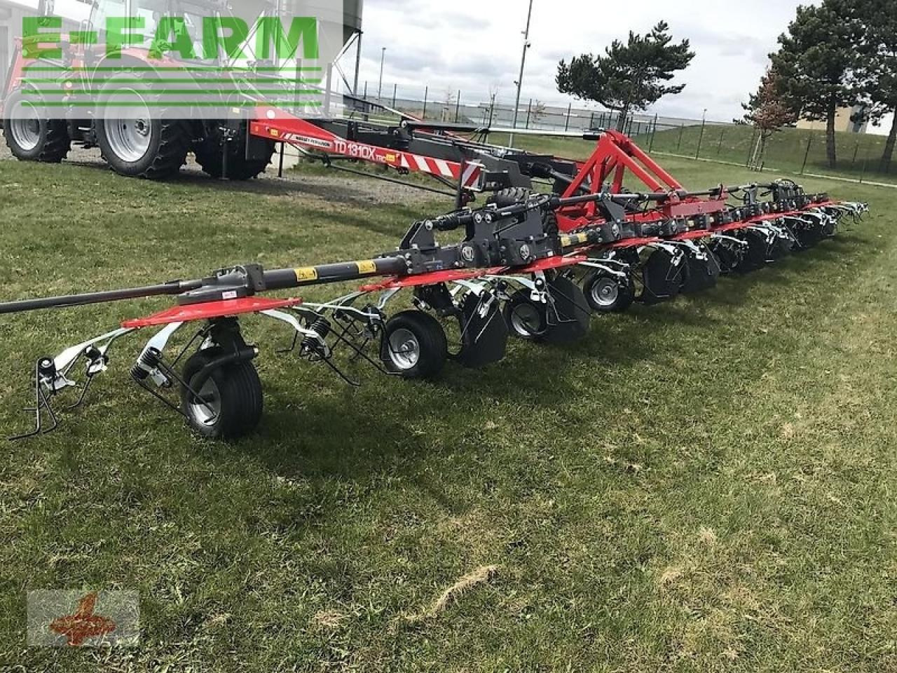 Massey Ferguson mf td 1310 x trc / lotus 1250 profi - Hooischudder: afbeelding 1 Massey Ferguson mf td 1310 x trc / lotus 1250 profi - Hooischudder: afbeelding 1