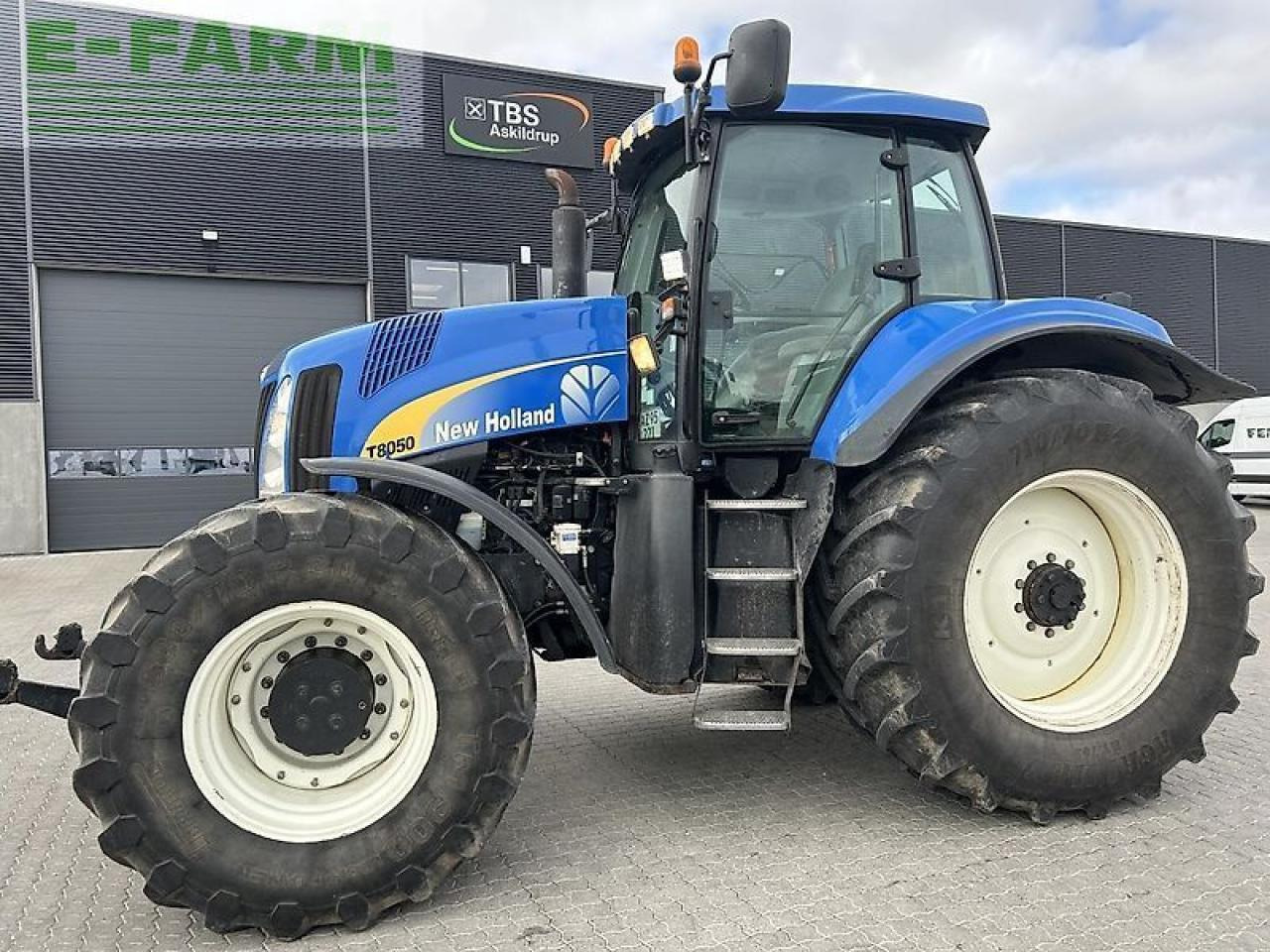 New Holland t8050 - Tractor: afbeelding 1 New Holland t8050 - Tractor: afbeelding 1