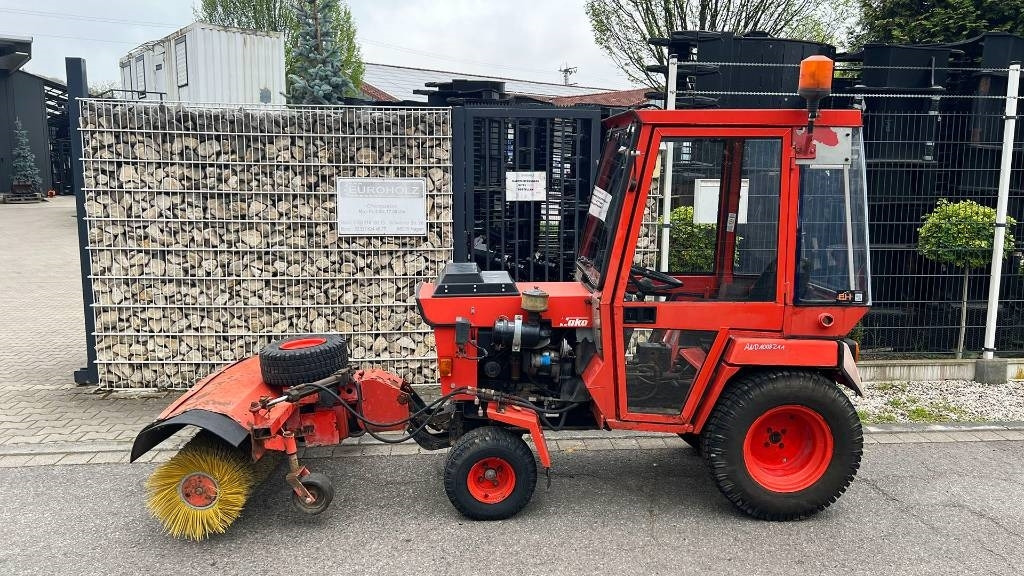 Hako 2300 D Kleintraktor, hyrd. Kehrmaschine, Zapfwelle - Gemeentelijke tractor: afbeelding 1 Hako 2300 D Kleintraktor, hyrd. Kehrmaschine, Zapfwelle - Gemeentelijke tractor: afbeelding 1