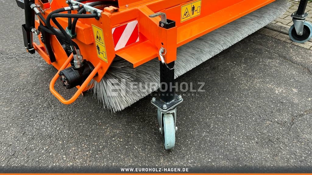Kehrmaschine ZM2000 Stapleraufnahme - Veeg voor Gemeentelijke machine/ Speciaal: afbeelding 4 Kehrmaschine ZM2000 Stapleraufnahme - Veeg voor Gemeentelijke machine/ Speciaal: afbeelding 4
