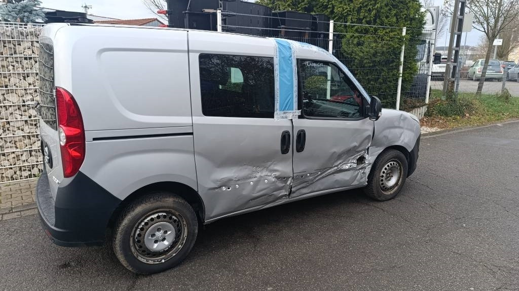 Opel Combo Kastenwagen Transp. Seitenschaden fahrbereit - Bestelwagen gesloten laadbak: afbeelding 3 Opel Combo Kastenwagen Transp. Seitenschaden fahrbereit - Bestelwagen gesloten laadbak: afbeelding 3