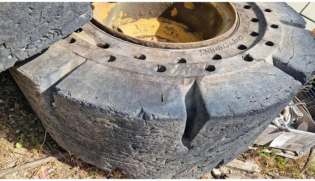 Leasing Big Vollgummi Räder 20,5 x 25 mit Volvo Felgen Big Vollgummi Räder 20,5 x 25 mit Volvo Felgen: afbeelding 11 Leasing Big Vollgummi Räder 20,5 x 25 mit Volvo Felgen Big Vollgummi Räder 20,5 x 25 mit Volvo Felgen: afbeelding 11