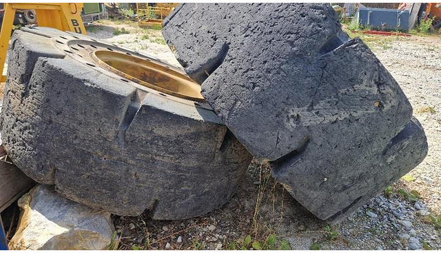 Leasing Big Vollgummi Räder 20,5 x 25 mit Volvo Felgen Big Vollgummi Räder 20,5 x 25 mit Volvo Felgen: afbeelding 15 Leasing Big Vollgummi Räder 20,5 x 25 mit Volvo Felgen Big Vollgummi Räder 20,5 x 25 mit Volvo Felgen: afbeelding 15