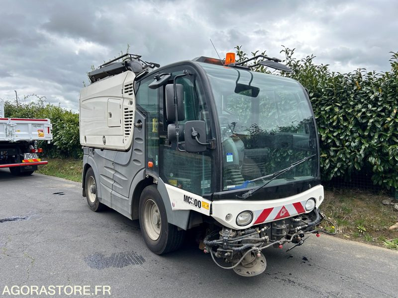 BALAYEUSE DE VOIRIE - MATHIEU GRAND AZURA MC 400 - 2 292 H - 2014 - Veegwagen: afbeelding 2 BALAYEUSE DE VOIRIE - MATHIEU GRAND AZURA MC 400 - 2 292 H - 2014 - Veegwagen: afbeelding 2
