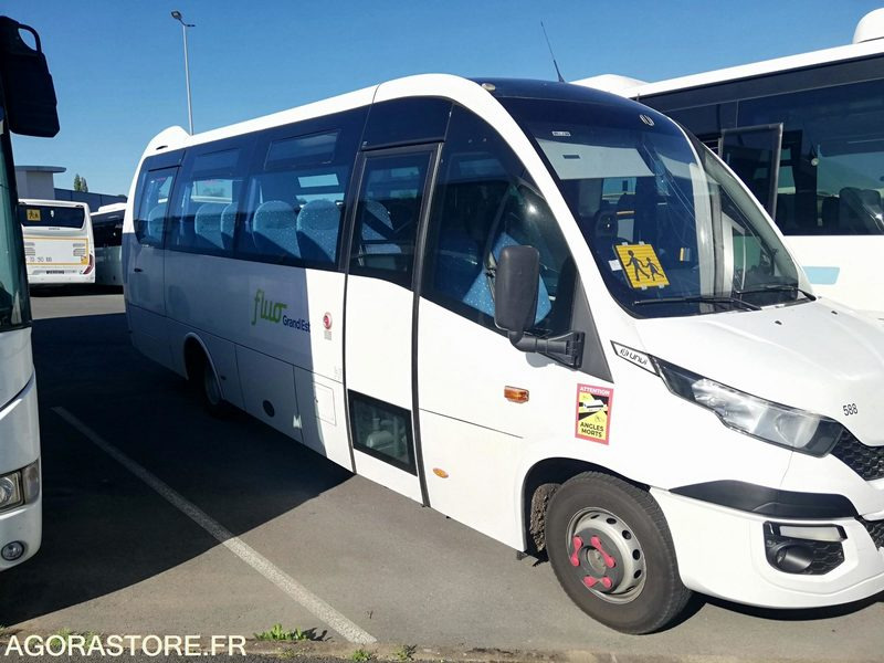 Bus Iveco UNVI 70C17 - 2017 - 120 000 km - Schoolbus: afbeelding 1 Bus Iveco UNVI 70C17 - 2017 - 120 000 km - Schoolbus: afbeelding 1