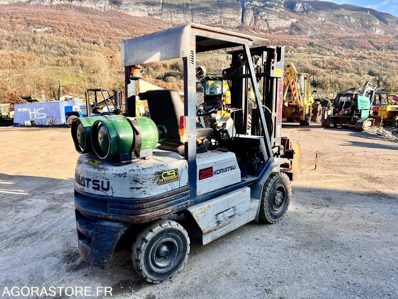 CHARIOT ÉLÉVATEUR À GAZ KOMATSU FG25T-11E AVEC PINCES - 1995 / 7938 HEURES - Diesel heftruck: afbeelding 3 CHARIOT ÉLÉVATEUR À GAZ KOMATSU FG25T-11E AVEC PINCES - 1995 / 7938 HEURES - Diesel heftruck: afbeelding 3