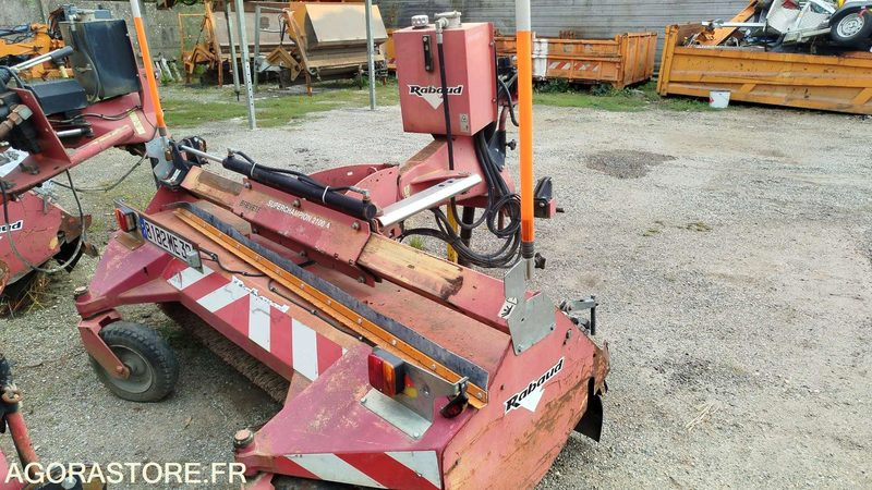 Balayeuse tractée - Rabaud - 72050C - Gemeentelijke machine/ Speciaal: afbeelding 4 Balayeuse tractée - Rabaud - 72050C - Gemeentelijke machine/ Speciaal: afbeelding 4