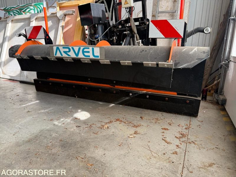 LAME A NEIGE AVEC FIXATION - Sneeuwschuif: afbeelding 1 LAME A NEIGE AVEC FIXATION - Sneeuwschuif: afbeelding 1