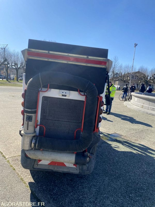 LOT DE DEUX BALAYEUSE SCHMIDT SWINGO 2001 ET 2003 + UNE BALAYEUSE BOSCHUNG 2001 - Veegwagen: afbeelding 4 LOT DE DEUX BALAYEUSE SCHMIDT SWINGO 2001 ET 2003 + UNE BALAYEUSE BOSCHUNG 2001 - Veegwagen: afbeelding 4