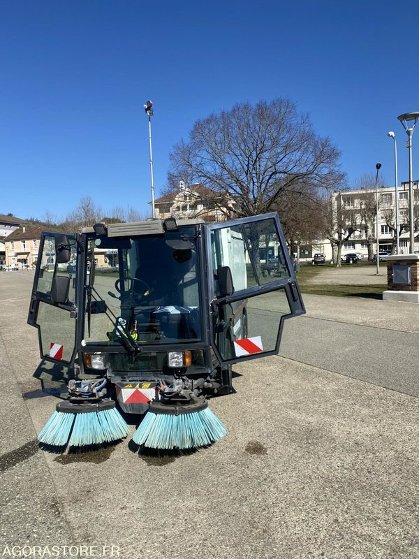 LOT DE DEUX BALAYEUSE SCHMIDT SWINGO 2001 ET 2003 + UNE BALAYEUSE BOSCHUNG 2001 - Veegwagen: afbeelding 5 LOT DE DEUX BALAYEUSE SCHMIDT SWINGO 2001 ET 2003 + UNE BALAYEUSE BOSCHUNG 2001 - Veegwagen: afbeelding 5