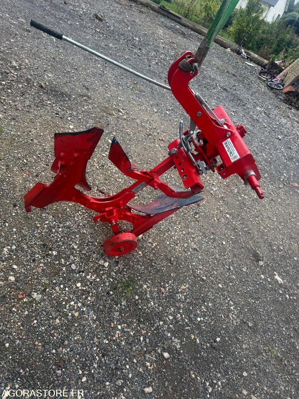 CHARRUE 1 SOCLE MICRO TRACTEUR - Landbouwmachine: afbeelding 2 CHARRUE 1 SOCLE MICRO TRACTEUR - Landbouwmachine: afbeelding 2