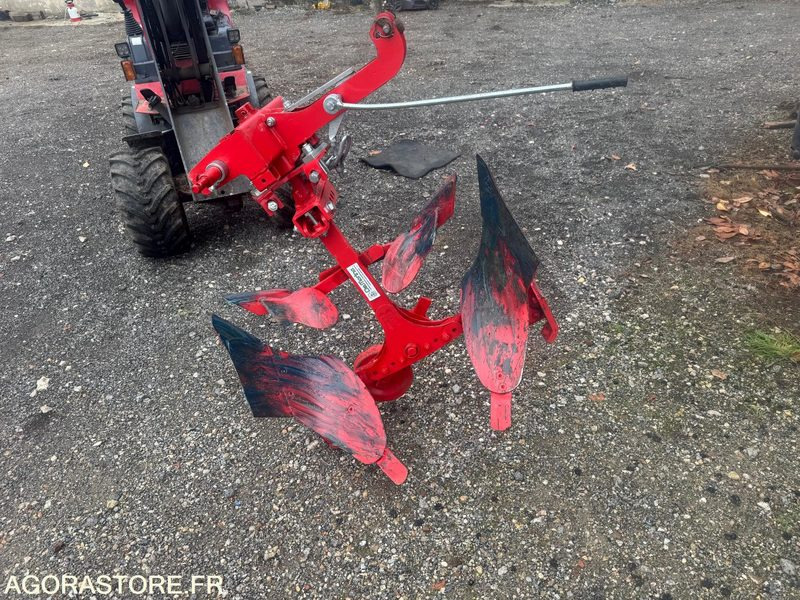 CHARRUE 1 SOCLE MICRO TRACTEUR - Landbouwmachine: afbeelding 1 CHARRUE 1 SOCLE MICRO TRACTEUR - Landbouwmachine: afbeelding 1