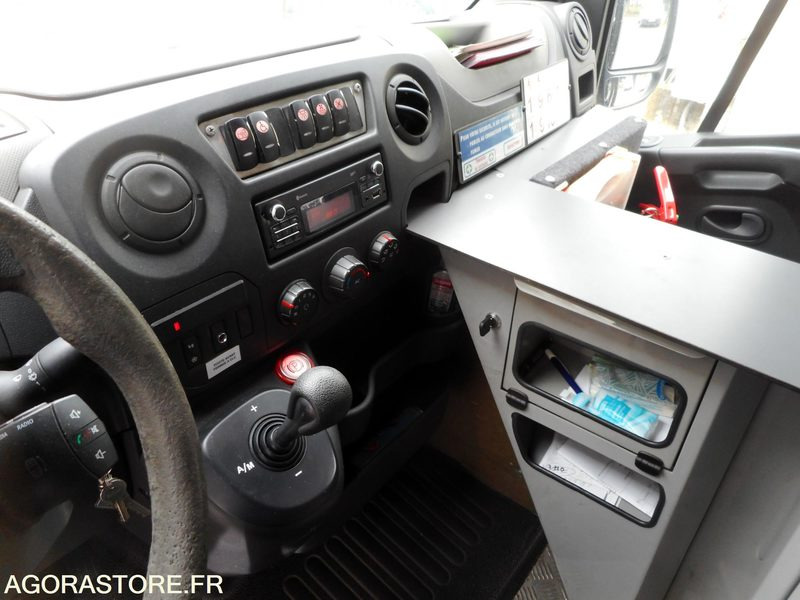 MINIBUS NAVETTE RENAULT - 2013 - 185 270 km - Minibus, Personenvervoer: afbeelding 2 MINIBUS NAVETTE RENAULT - 2013 - 185 270 km - Minibus, Personenvervoer: afbeelding 2