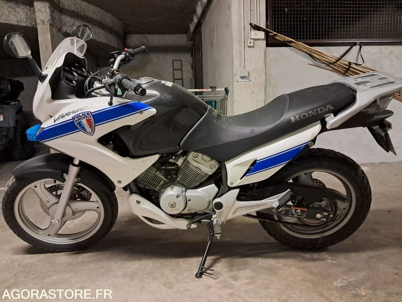 MOTO HONDA VARADERO 125 - POLICE MUNICIPALE - Motorfiets: afbeelding 1 MOTO HONDA VARADERO 125 - POLICE MUNICIPALE - Motorfiets: afbeelding 1