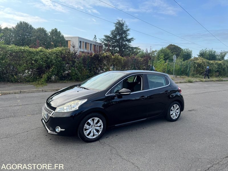 PEUGEOT 208 1.4 HDI ALLURE 197 000 KM - Personenwagen: afbeelding 2 PEUGEOT 208 1.4 HDI ALLURE 197 000 KM - Personenwagen: afbeelding 2