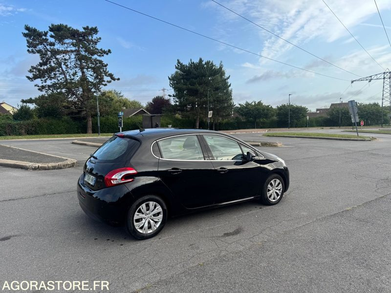 PEUGEOT 208 1.4 HDI ALLURE 197 000 KM - Personenwagen: afbeelding 4 PEUGEOT 208 1.4 HDI ALLURE 197 000 KM - Personenwagen: afbeelding 4