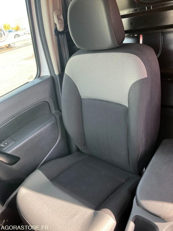 Kleine bestelwagen RENAULT KANGOO diesel - Année 2017 - 330 000 km: afbeelding 14 Kleine bestelwagen RENAULT KANGOO diesel - Année 2017 - 330 000 km: afbeelding 14