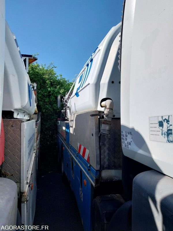 RENAULT Kerax Hydrocureur HUWER 2003 (388535Km) ROULANT EXPORT UNIQUEMENT - Vacuümwagen: afbeelding 2 RENAULT Kerax Hydrocureur HUWER 2003 (388535Km) ROULANT EXPORT UNIQUEMENT - Vacuümwagen: afbeelding 2