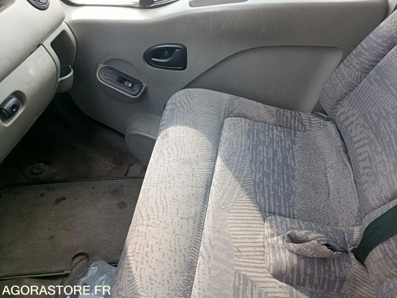 Gesloten bestelwagen RENAULT MASTER - 2004 - 185782km: afbeelding 9