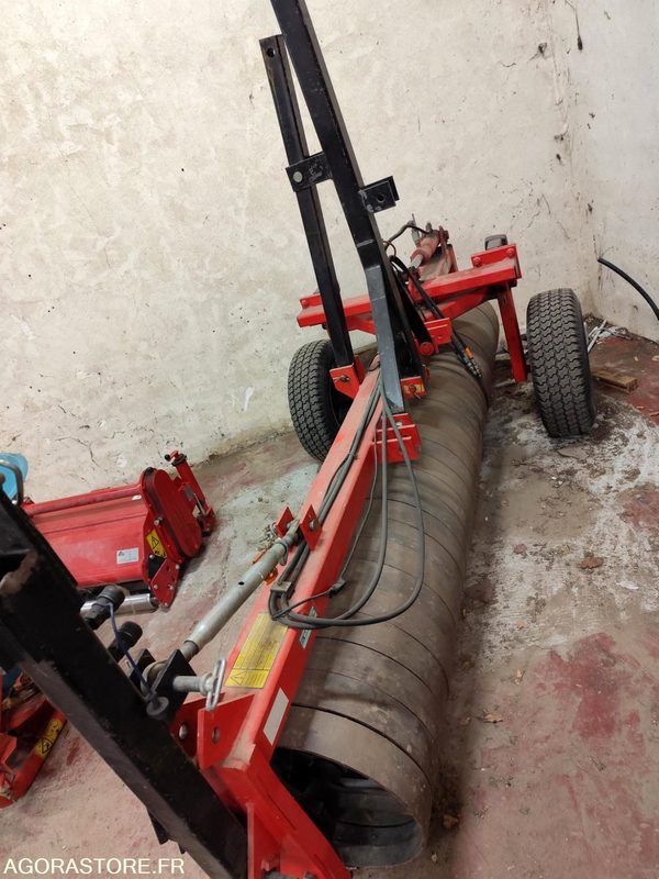 ROULEAU QUIVOGNE RSR 300 TRES PEU SERVI ANNEE 2003 - Tuinmachine: afbeelding 2 ROULEAU QUIVOGNE RSR 300 TRES PEU SERVI ANNEE 2003 - Tuinmachine: afbeelding 2