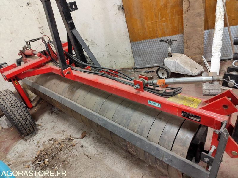 ROULEAU QUIVOGNE RSR 300 TRES PEU SERVI ANNEE 2003 - Tuinmachine: afbeelding 3 ROULEAU QUIVOGNE RSR 300 TRES PEU SERVI ANNEE 2003 - Tuinmachine: afbeelding 3