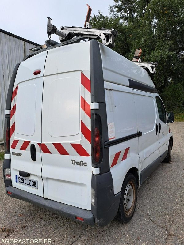 Renault Trafic - 2005 - 79515kms - 529 CLZ 38 - Gesloten bestelwagen: afbeelding 2 Renault Trafic - 2005 - 79515kms - 529 CLZ 38 - Gesloten bestelwagen: afbeelding 2