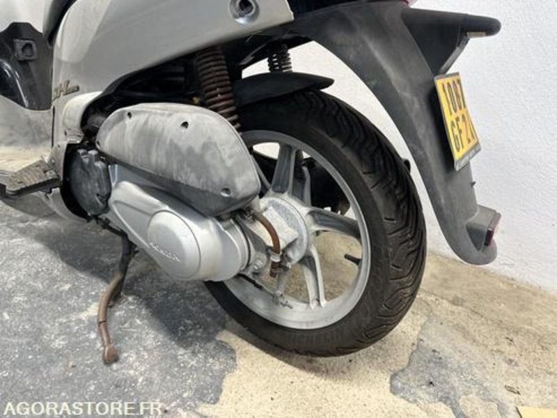 SCOOTER HONDA SH125 - 2001 - 24167KM - 1087GF2A - Motorfiets: afbeelding 5 SCOOTER HONDA SH125 - 2001 - 24167KM - 1087GF2A - Motorfiets: afbeelding 5