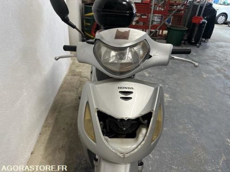 SCOOTER HONDA SH125 - 2001 - 24167KM - 1087GF2A - Motorfiets: afbeelding 3 SCOOTER HONDA SH125 - 2001 - 24167KM - 1087GF2A - Motorfiets: afbeelding 3